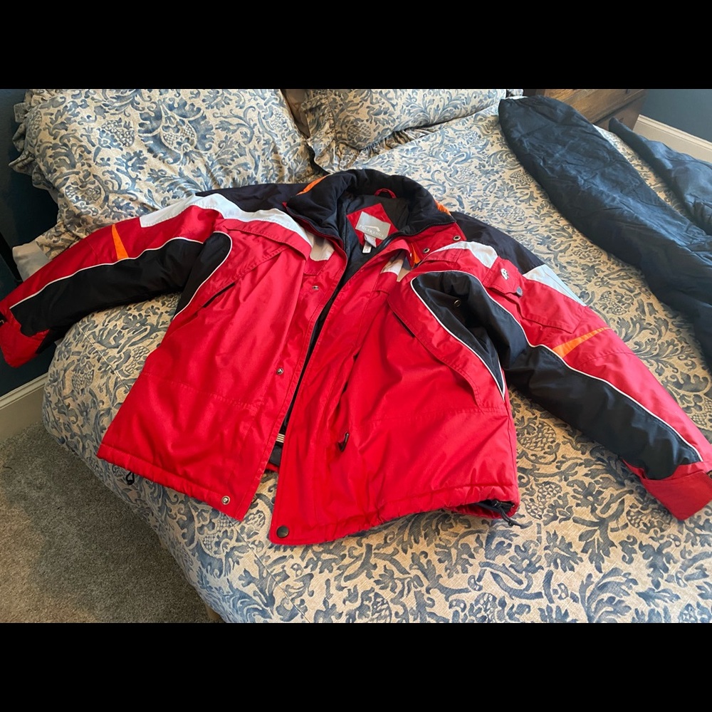 3 years old XL Men’s Ski Jacket, great shape,no tears, no holes or no scratches.